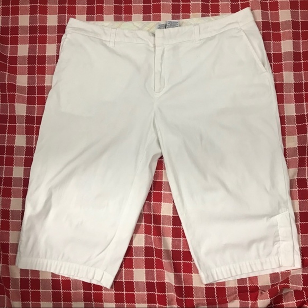 Izod Ladies White Bermudas w/ Button trim 14P